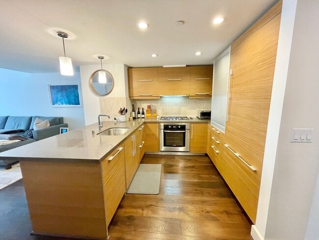 Foto del edificio - Luxurious Condo at Madrone w/Bay, City Views, Balcony, Pool, Parking, Storage -FULLY FURNISHED OP...