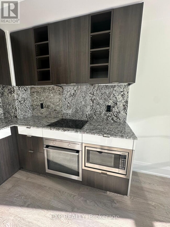 Photo du bâtiment - 101 Erskine Ave