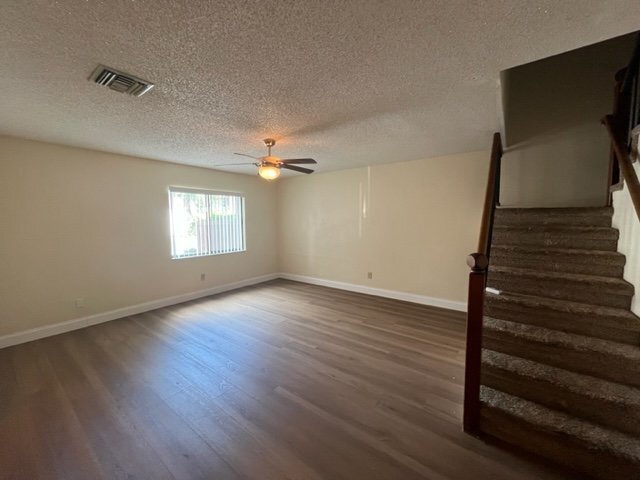 Building Photo - 3/2 LARGE COMFORTABLE TOWNHOUSE WITH NEWER...