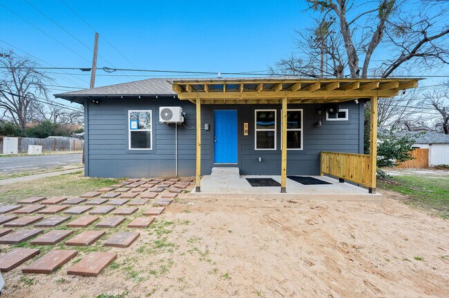 Building Photo - 2627 Sanger Ave