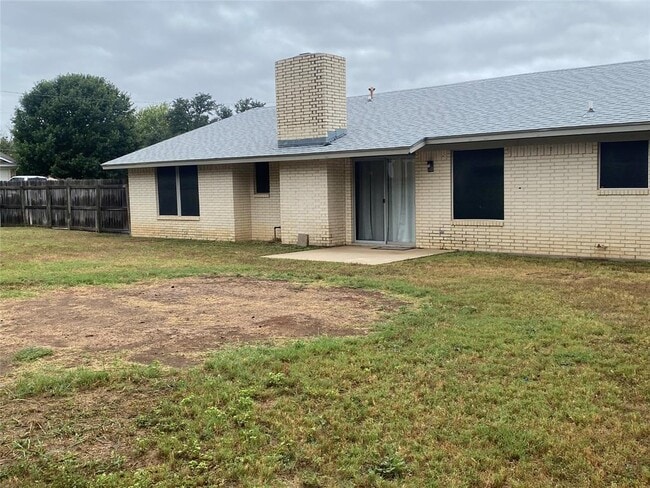 Building Photo - 1806 Sierra Dr