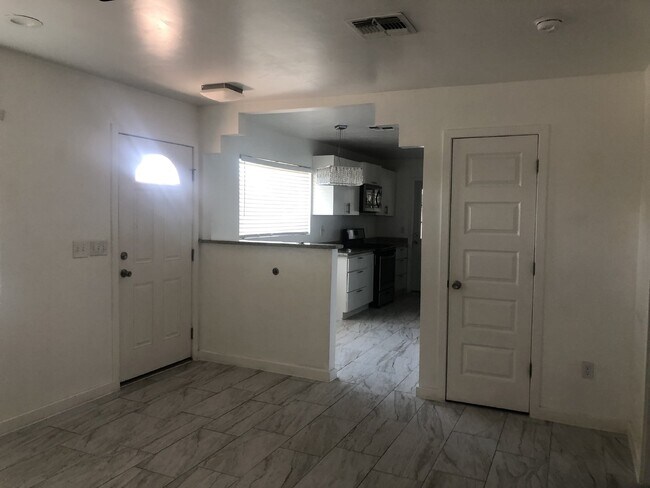 Foto del edificio - 10345 Kellogg St