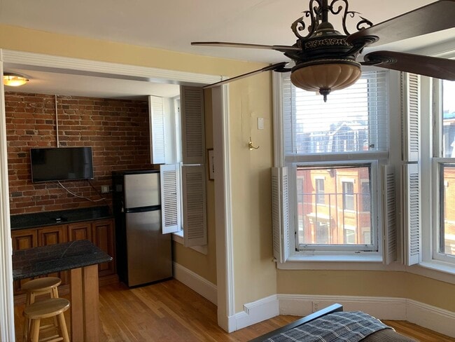 Building Photo - Nicely updated studio near the heart of Back Bay.