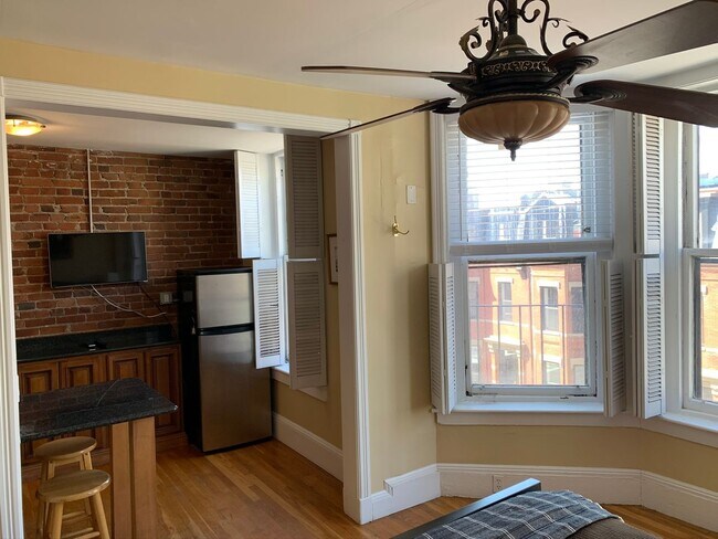 Foto del edificio - Nicely updated studio near the heart of Back Bay.