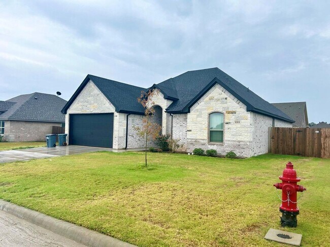 Building Photo - Stunning Home in Tolar