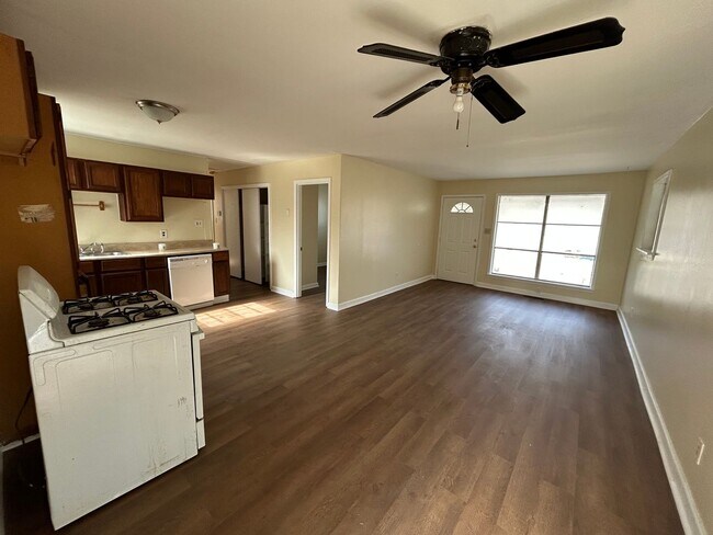 Building Photo - Central air and Heat