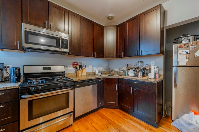 Building Photo - 3025 W Diversey Ave
