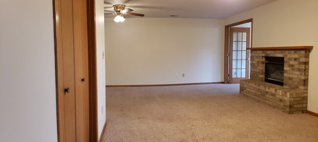Fireplace Unfurnished - 260 Cayman St