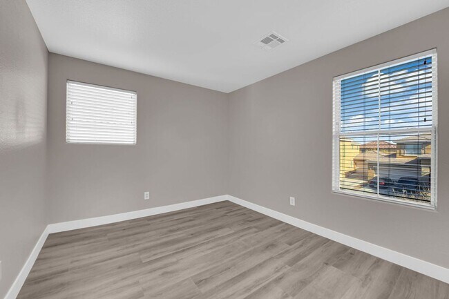 Foto del edificio - Large 3 bedroom, 2.5 bath house!