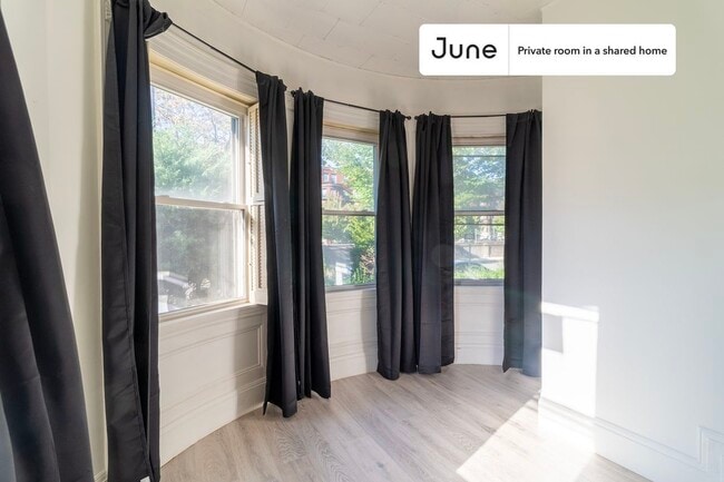 Building Photo - Private bedroom in 4 bed/1.5 bath Home