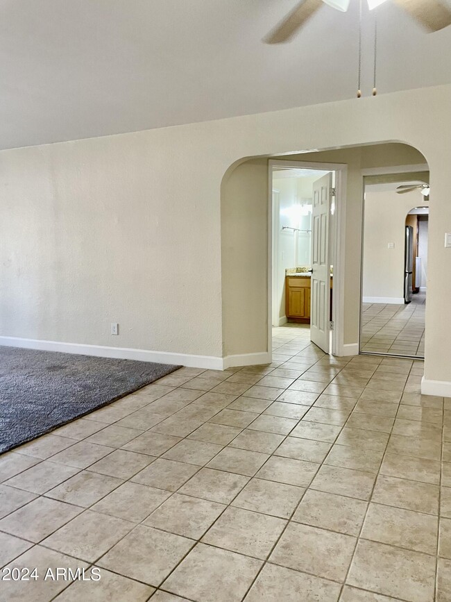 Building Photo - 3825 E Camelback Rd