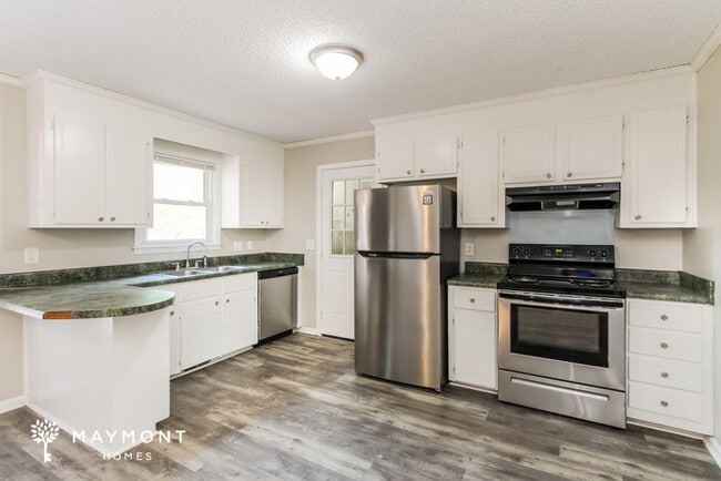 Building Photo - Charming 3-Bedroom