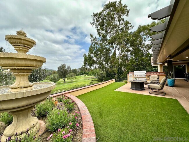 Foto del edificio - 17520 Bernardo Oaks Dr