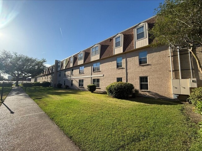 Foto del edificio - 2724 Whitney Pl