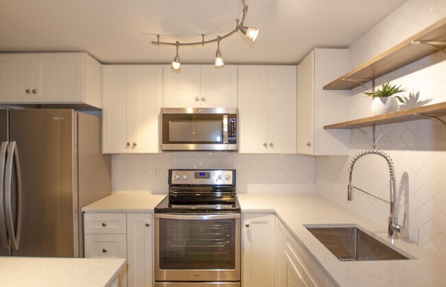 Building Photo - 710 N 160th St