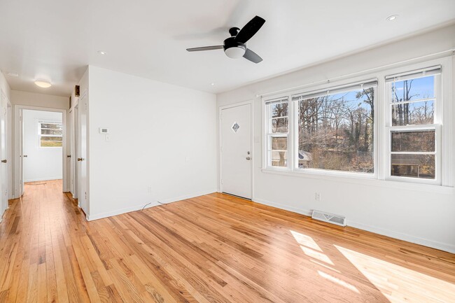 Foto del edificio - Sunny Two-Bedroom Home in West Asheville (...