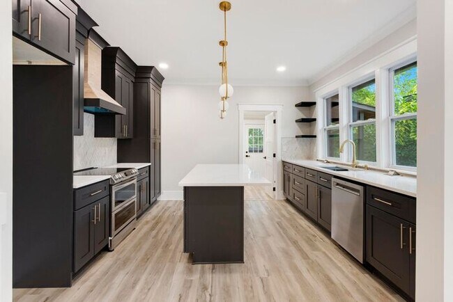 Foto del edificio - Fully Renovated 3 Bedroom Home With BACKYA...