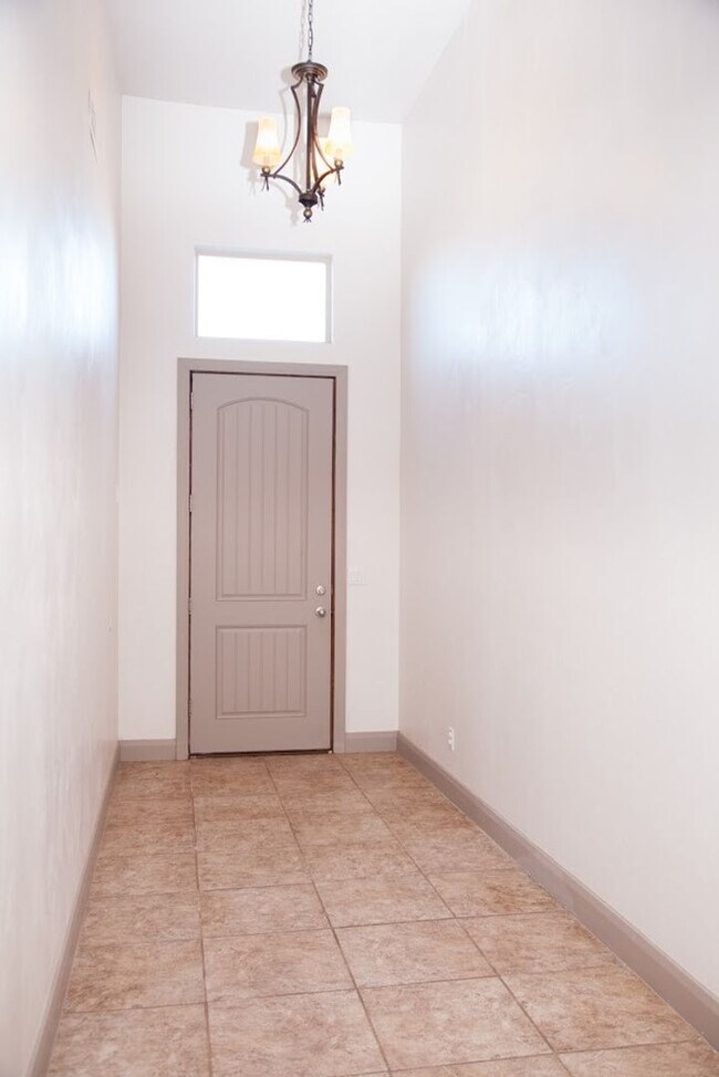 Foto del edificio - 3 Bedroom Single-Family Home in Central Hu...