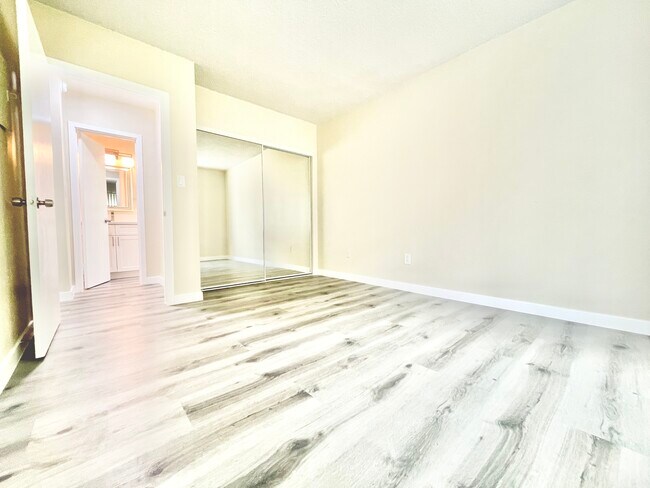 Building Photo - 1833 N Normandie Ave