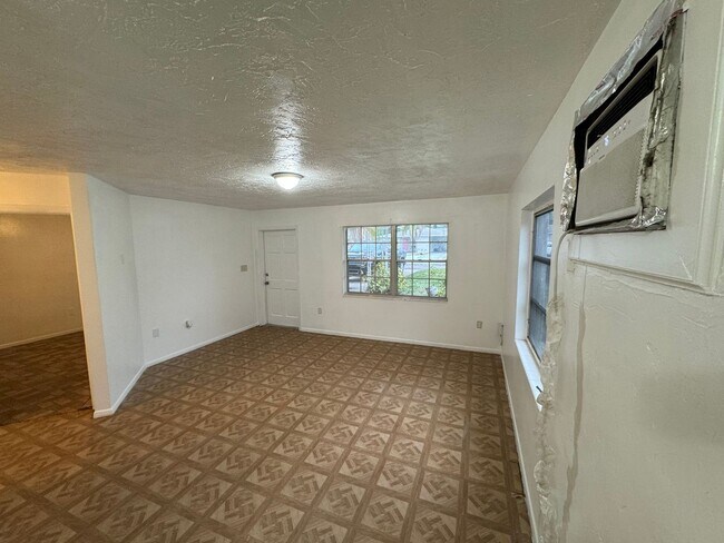 Building Photo - EARLm Duplex 5005 19th St W Bradenton
