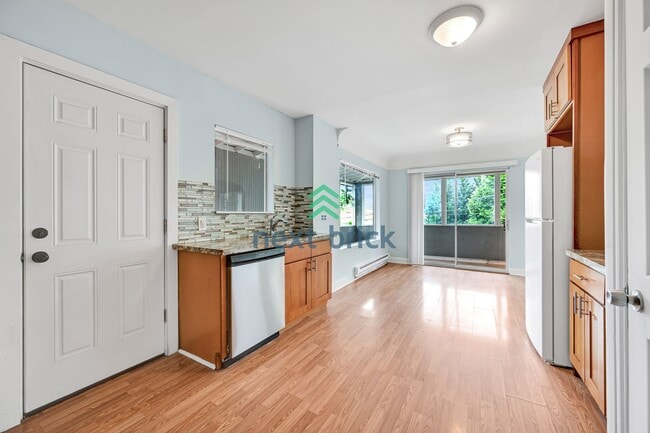 Building Photo - 4 BED & 2 BATH DUPLEX FOR RENT