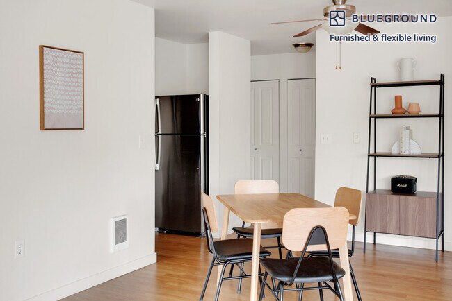 Foto del edificio - 938 110th Ave NE