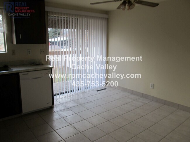 Foto del edificio - 4 br. house Available in August.  Pet frei...
