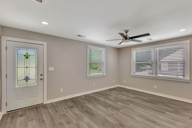 Building Photo - Completely Renovated Gem in Park Circle