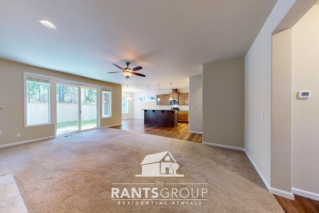 Foto del edificio - Beautiful 5 Bedroom 4 Bath Home in the sou...