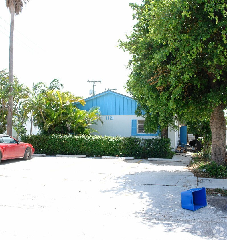Building Photo - 1121 SW 22nd Ave