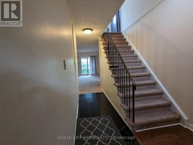 Building Photo - 35 Dawson Crescent