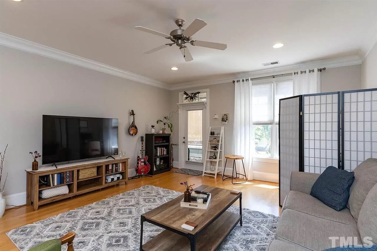 Primary Photo - 401 Finsbury St