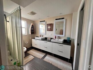 Building Photo - 605 Oaks Dr