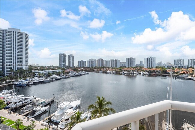 Foto del edificio - 3610 Yacht Club Dr