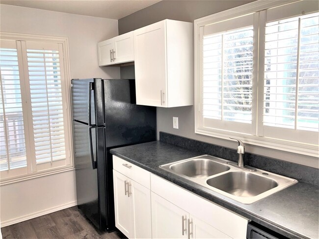 Building Photo - 2 bdrm, 1.5 ba, two story upper condo with...
