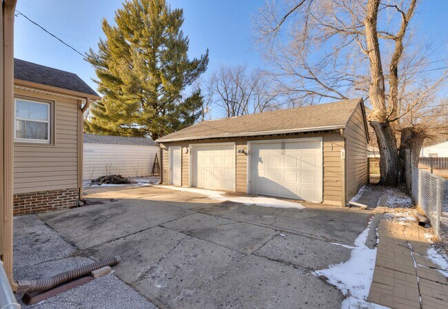 Building Photo - HIGHLAND PARK GEM!! 2 Bedroom, 1 Bathroom Home in Des Moines!