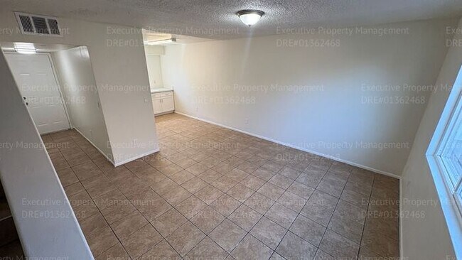 Foto del edificio - 2 bedroom 1.5 bathroom townhouse located in East Bakersfield Move In Special on Approved Credit