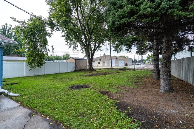 Building Photo - Remodeled 3 Bedroom Home Near Campus!