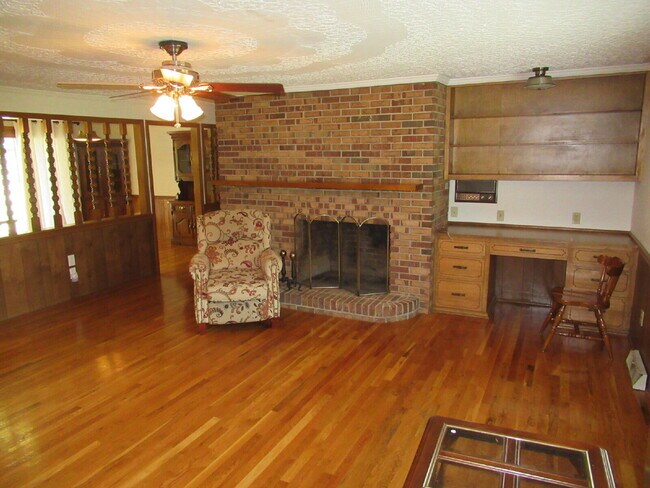 Foto del edificio - Charming All-Brick Ranch with Finished Bas...