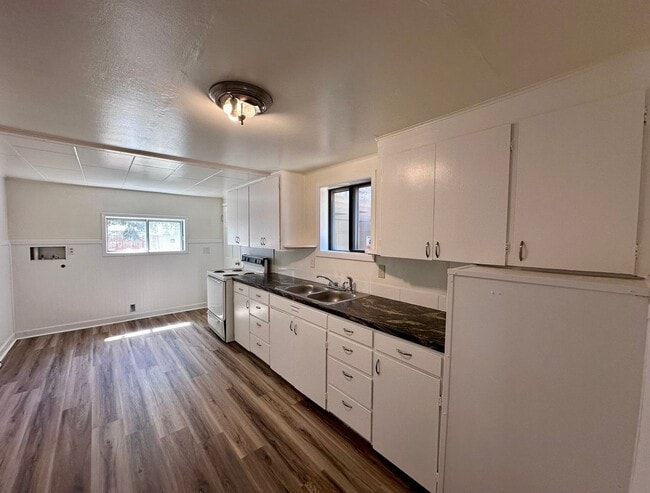 Building Photo - Charming Two Bedroom