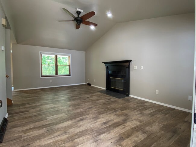 Building Photo - 1124 Nier Ct