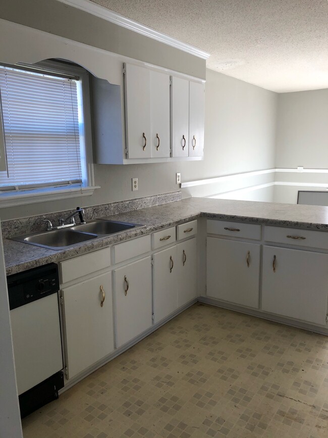 Building Photo - 3450 McAlpine Dr