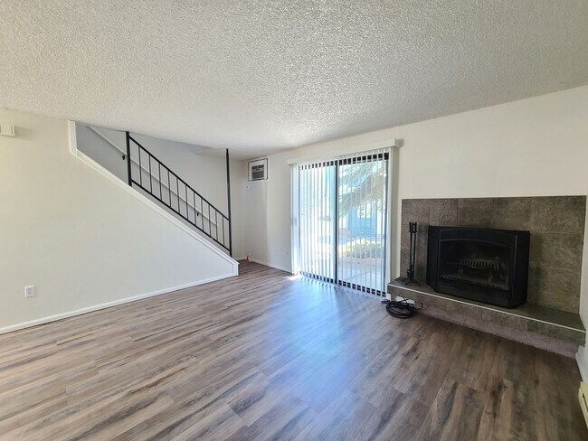 Foto del edificio - $1,150 - 1 Bed / 1 Bath Bright and Airy Condo on Spokane River