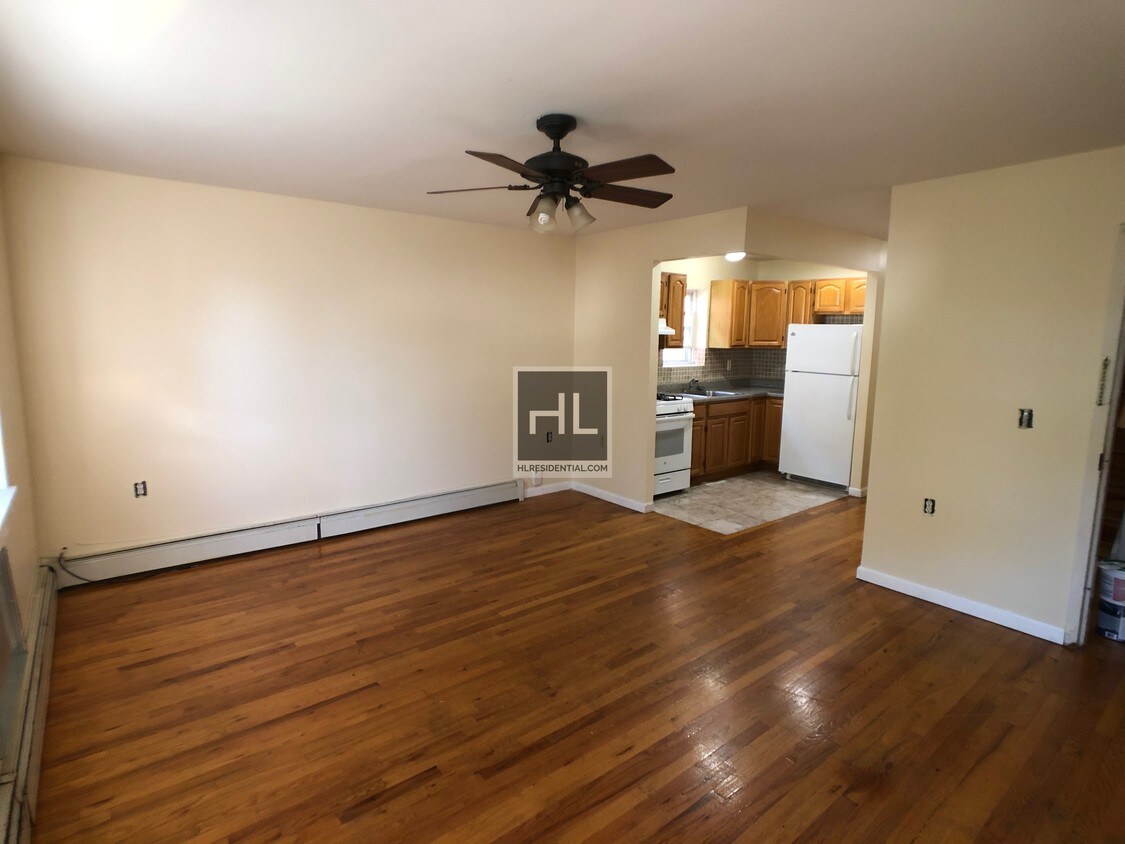 Building Photo - 3 Bed/2 Full bath on 59 STREET