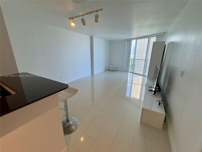 Foto del edificio - 335 S Biscayne Blvd