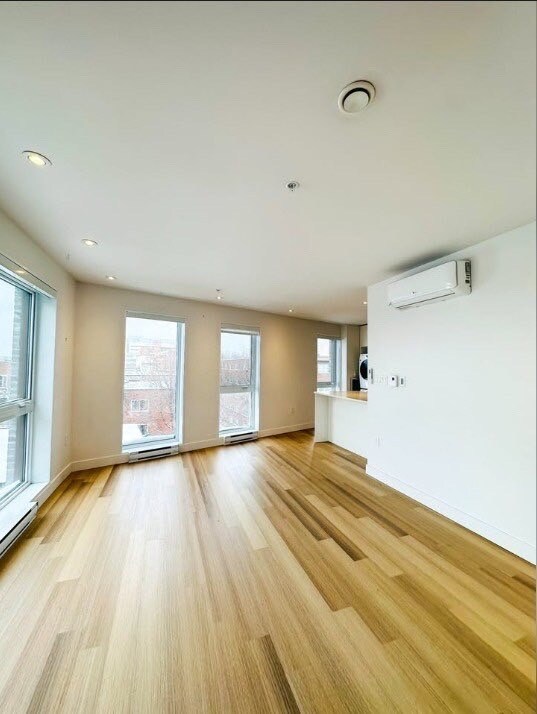 Building Photo - 5719 Ch De La Côte-Des-Neiges