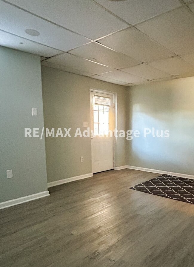 Building Photo - 400 S Main St