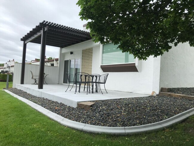 Foto del edificio - Low-Maintenance Meadows North Rental by Meadow Springs Golf Course