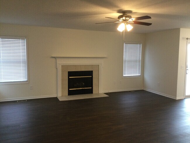 Foto del edificio - 7885 Butterfield Ln