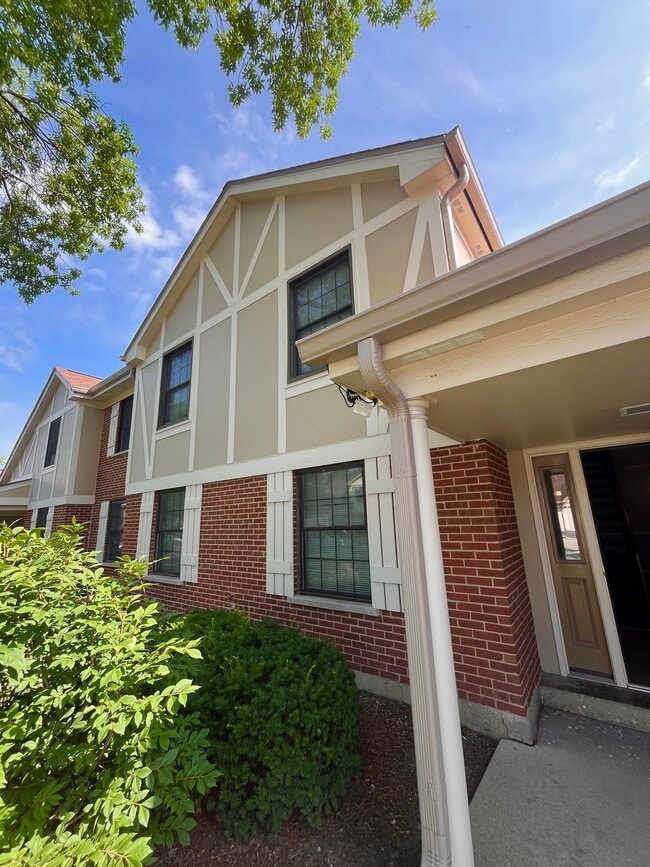 Building Photo - 1054 Deerpath Ct